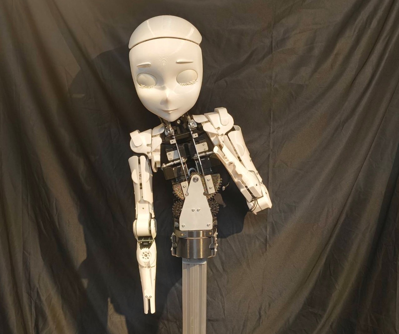 等身大キャラクターロボット「SHIROna」with かわいいロボット会