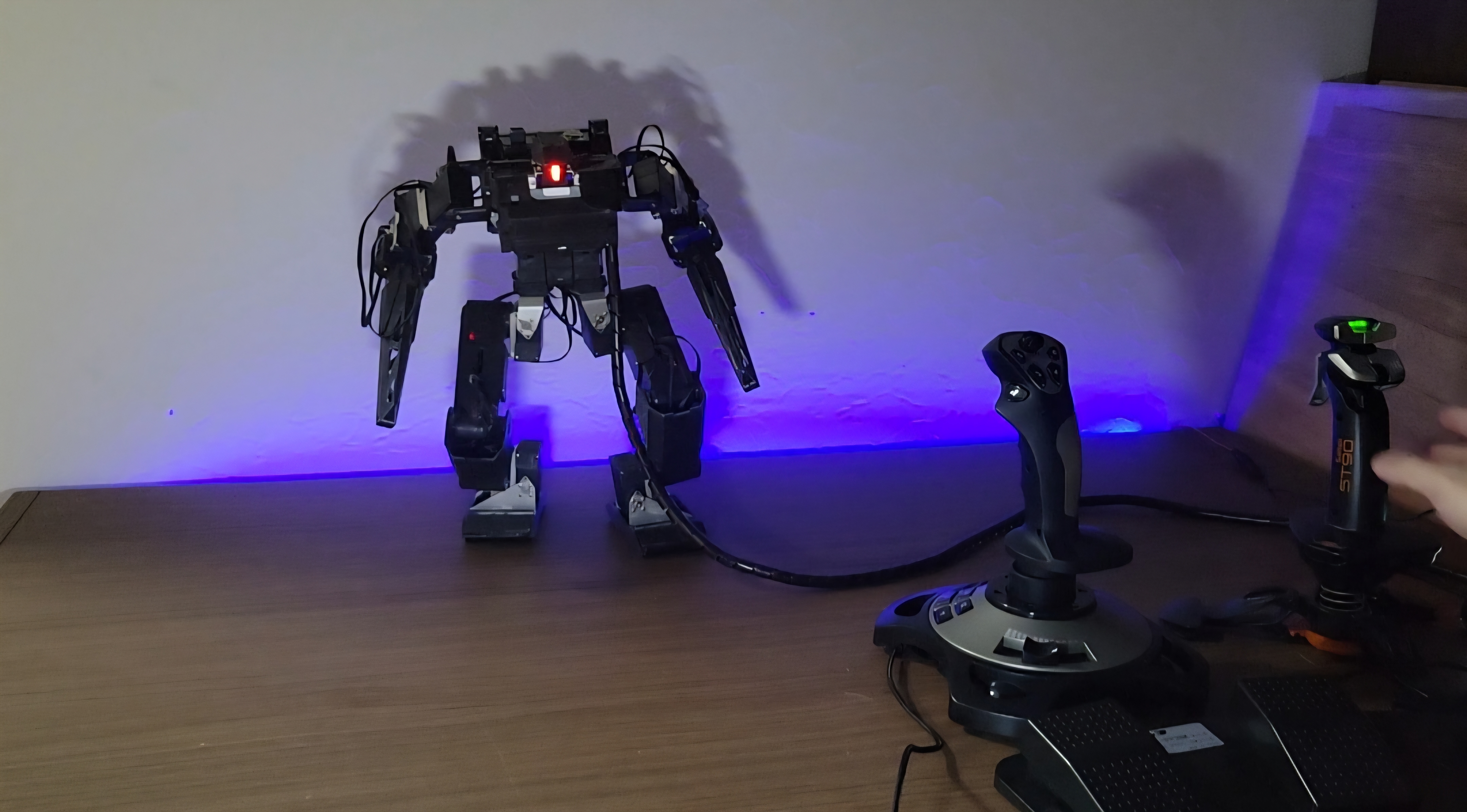 操縦可能なヒューマノイドロボット