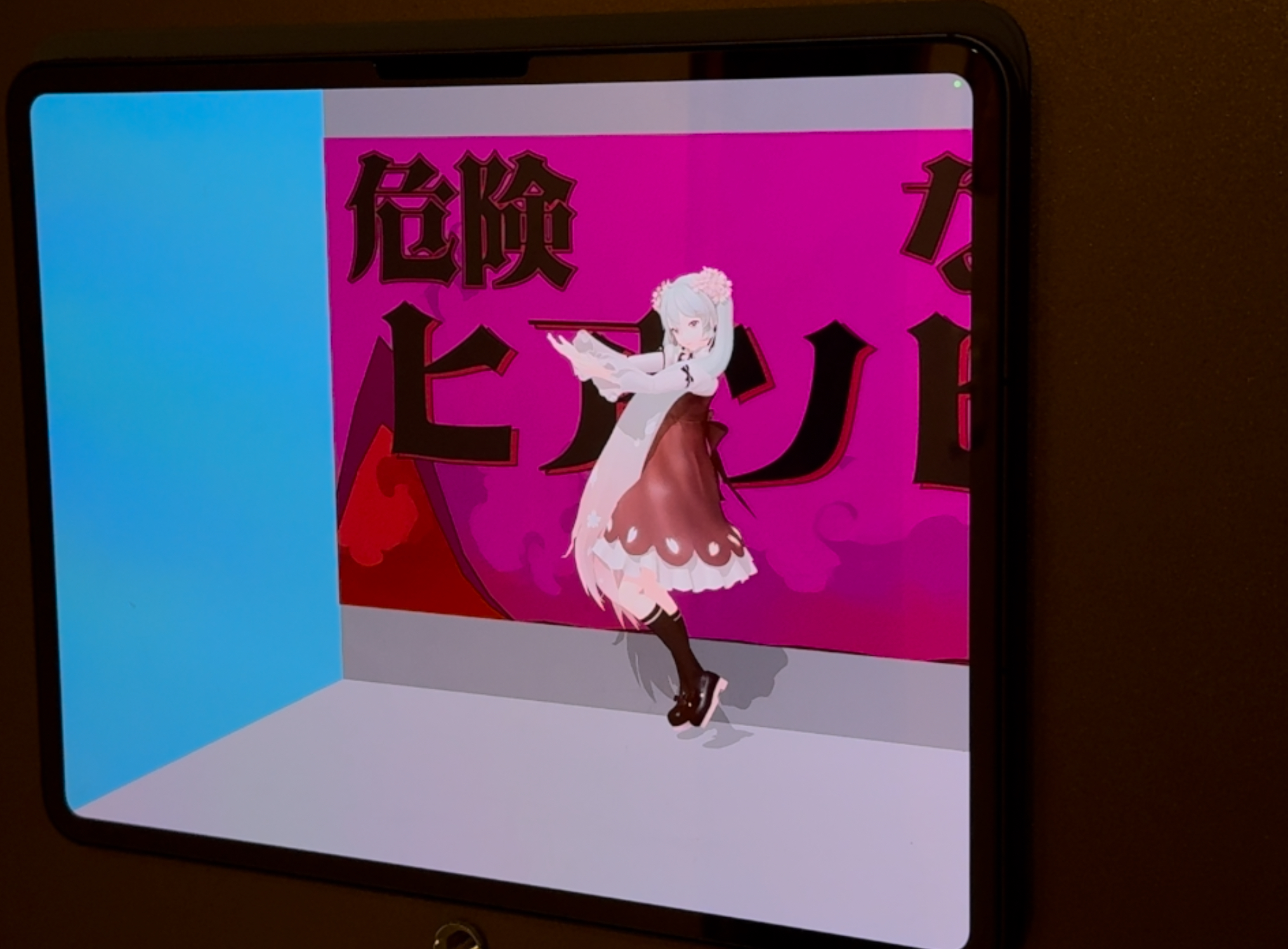 ミクさん召喚部：自作裸眼立体調ディスプレイを用いたキャラクター展示