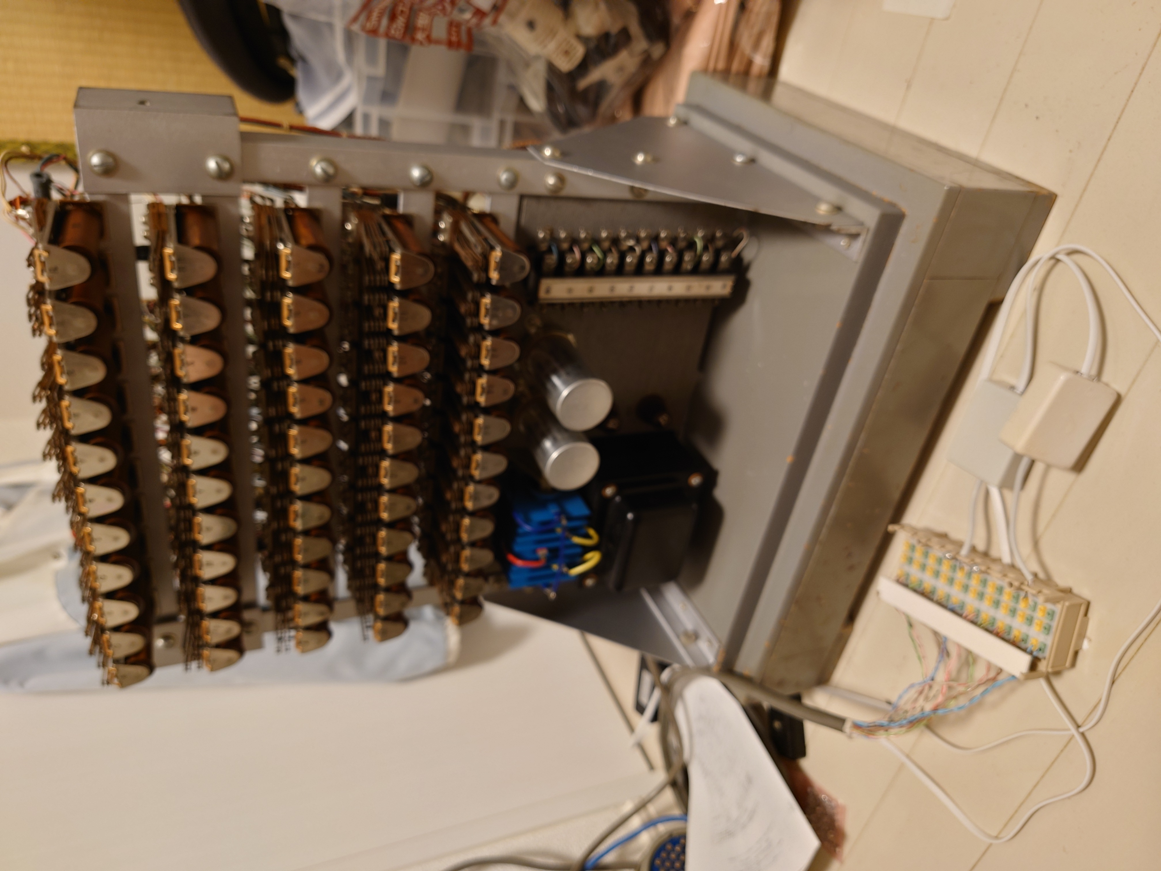 1960年代のリレー式自動電話交換機を直して動かした!