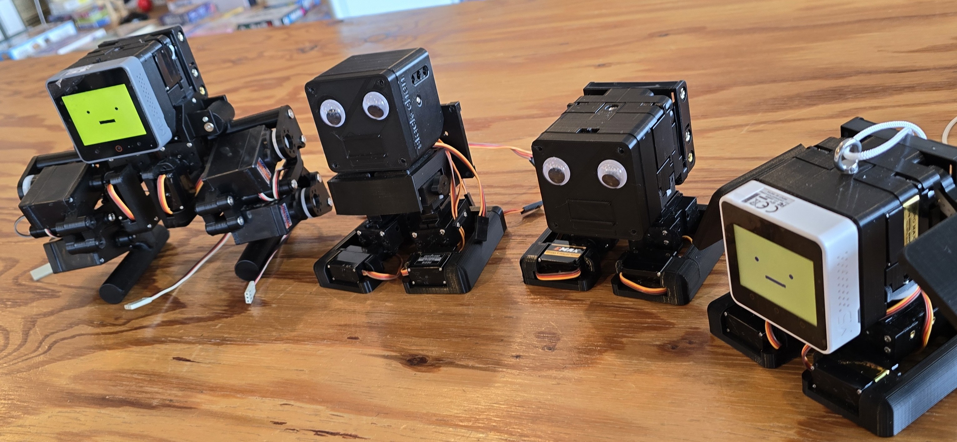 3dプリンタで作成した手乗りサイズのロボットたち